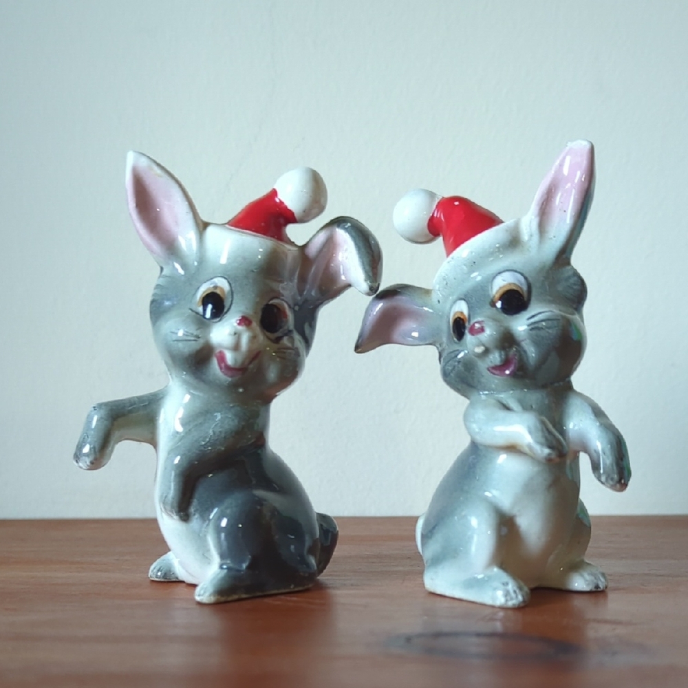 Vintage Kreiss Rabbit Salt And Pepper Shakers Wearing Santa Hat Christmas Bunny